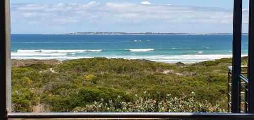 Big Bay Apartment | Beachfront 3-bedroom with Robben Island views