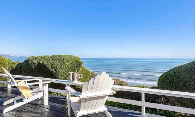 Raumati Beach Villa | Beachfront 5 bedroom Villa