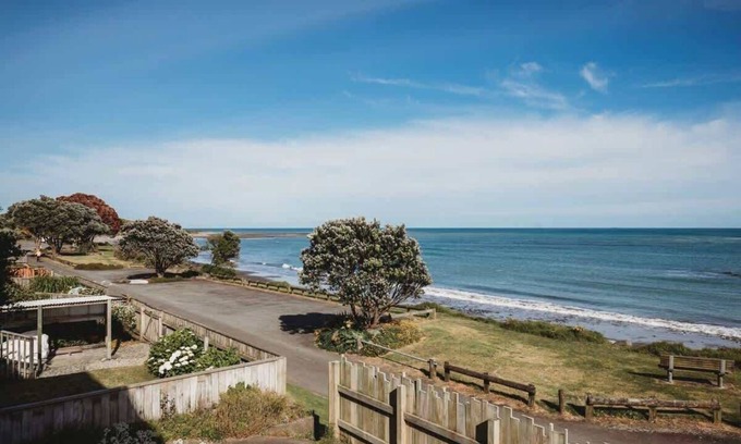 Bell Block Apartment | Beachfront Apartment with Stunning Views
