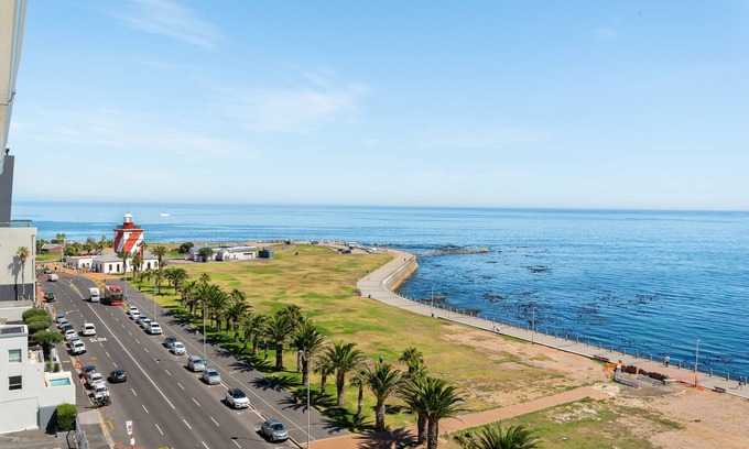 Mouille Point Apartment | Beachfront Apartment with Stunning Ocean Views