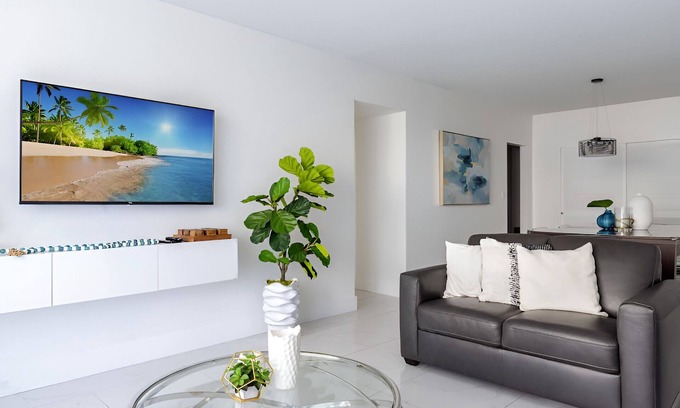 Hallandale Beach Apartment | Beachfront Apt with Gym and Pool in Hollywood