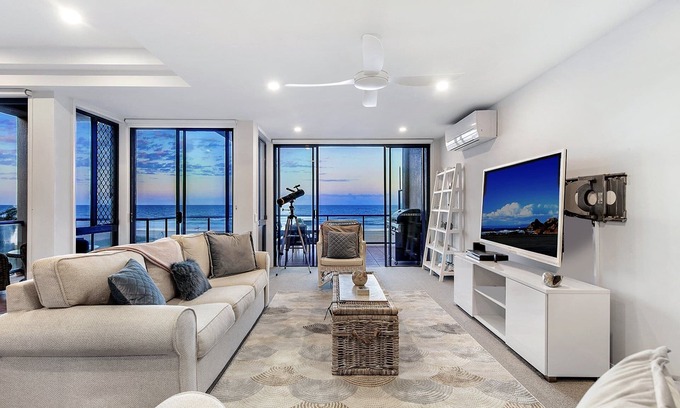 Mermaid Beach House | Beachfront Escape (Ocean Views)