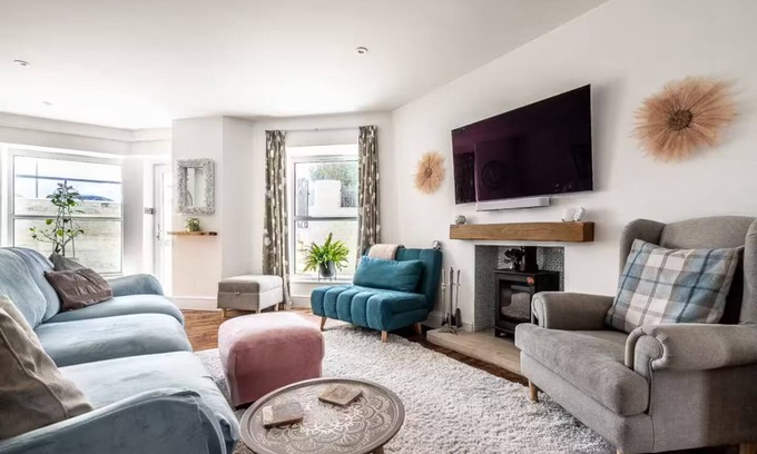 Exmouth Apartment | Beachfront flat - bright, spacious & own private garden