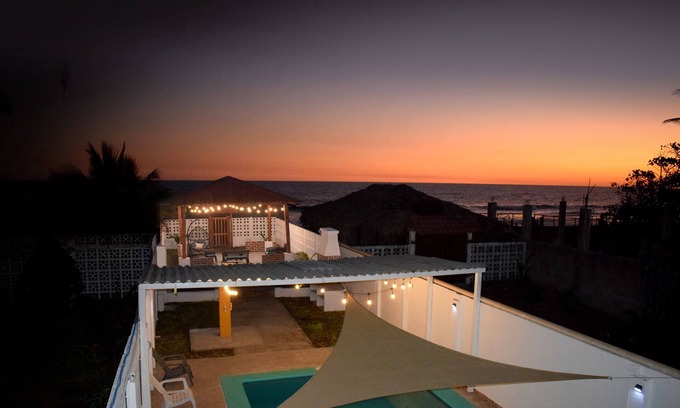 El Porvenir House | Beachfront house in costa del sol, ocean views! Wifi!