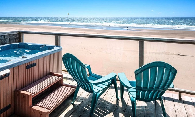 Lincoln City Condo | Beachfront, Hot Tub, BBQ | Coastal Treasure