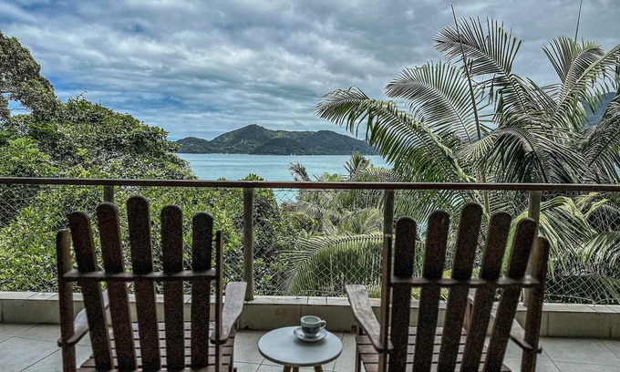 Toninhas House | Beachfront House in Enseada Ubatuba for 12 People
