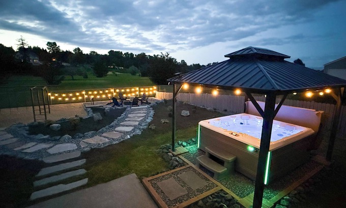 Ferndale House | Beachfront Oasis | Hot Tub + Fire Pit + Playground near Bellingham & Vancouver |