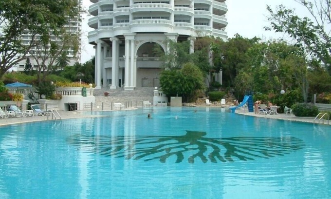 North Pattaya Condo | Beachfront Pattaya Condo Overlooking Pool