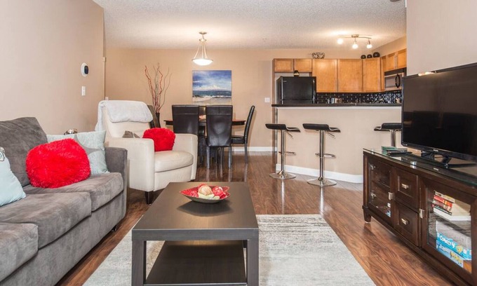East Kootenay Apartment | ⛱Beachfront⛱ | Pool | Hot Tub | PS3 | Gym