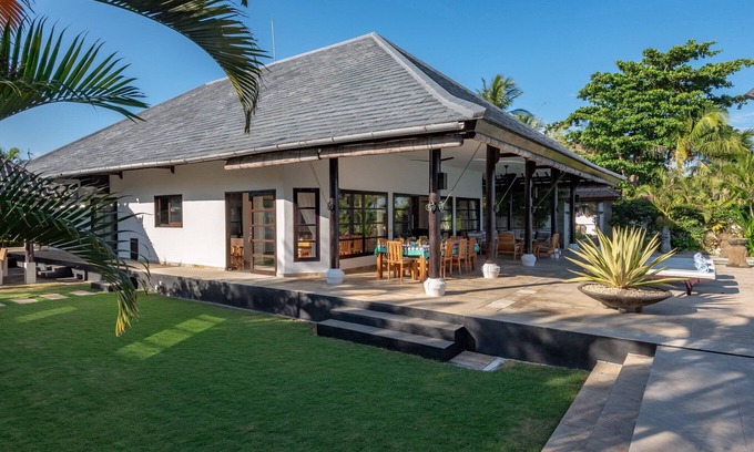Dencarik Villa | Beachfront pool villa: Free welcome dinner!