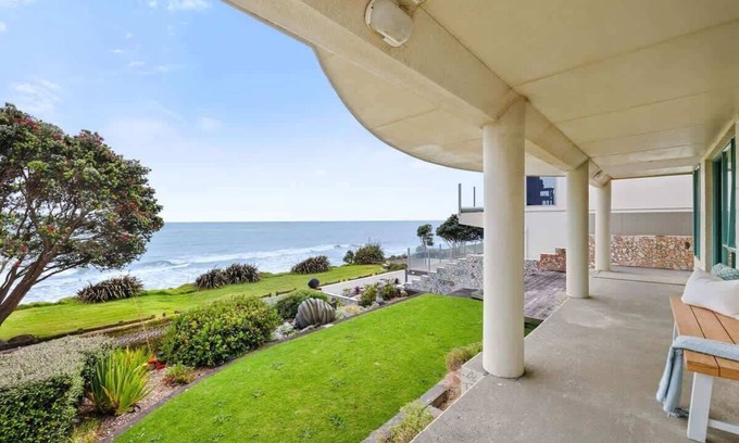 Bell Block Apartment | Beachfront Studio with Sea Views