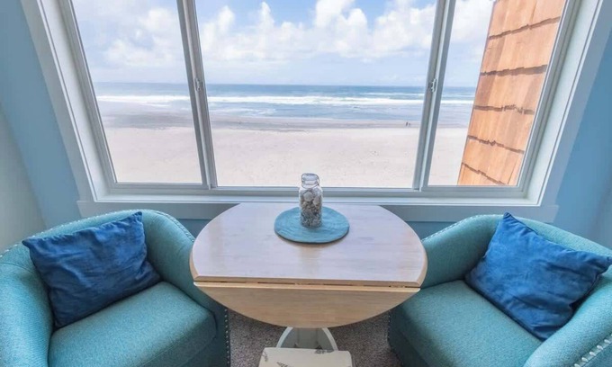 Lincoln City Condo | Beachfront Suite - Top Floor - Pool and Sauna - Sleeps 4