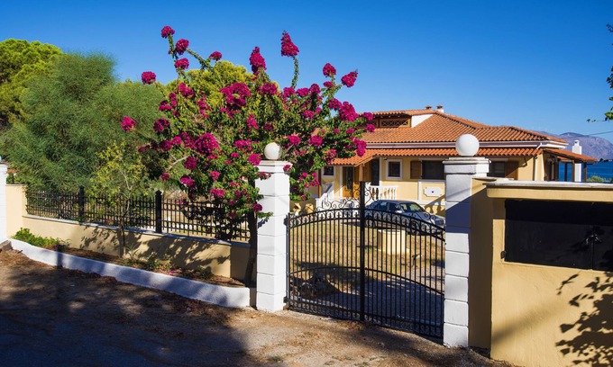 Kontsika Villa | Beachfront villa in Galaxidi