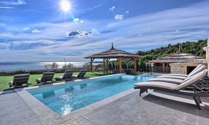 Susica Villa | Beachfront Villa New Horizons I