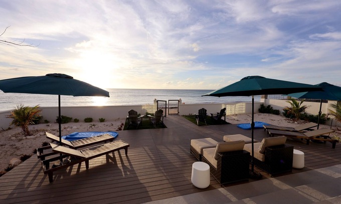 Cockburn Town Villa | Beachfront Villa -Grand Turk - Golf cart included