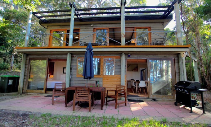 Lilli Pilli House | Beachgum: a cozy cabin on a wooded acre of beachfront with its own tennis court.