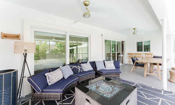 Boca Raton Apartment | Beachside 2BR/2BA - Pool, Balcony, Parking - Steps to the beach