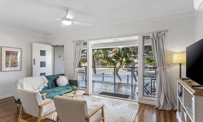 Scarborough House | Beachside 3-Bed family Home with Parking & Veranda