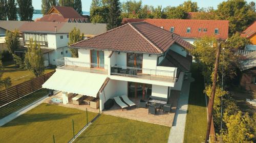 Szantod Villa | Beachside Apartment