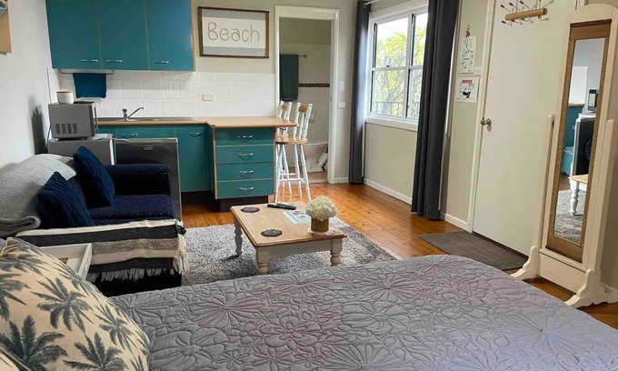 Wamberal Apartment | Beachside cabin + solar heated pool @ Spoon Bay