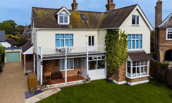 Burmarsh House | Beachside Family Home. 5 Bedrooms, Spacious, Luxurious & Well Equipped