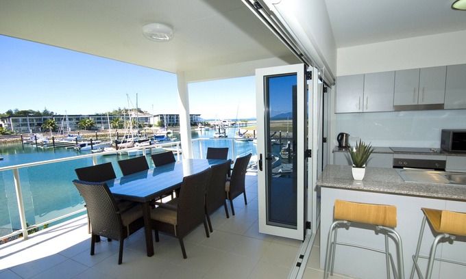 Nelly Bay Apartment | Beachside Magnetic Harbour