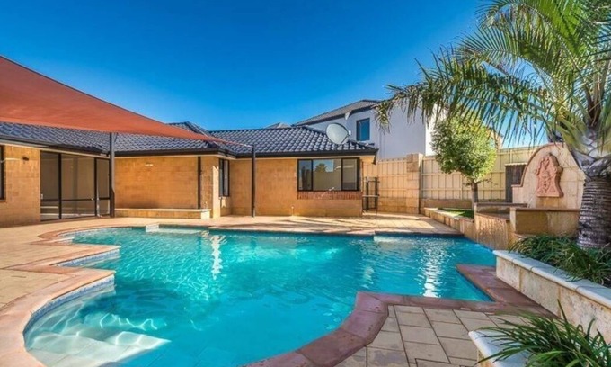 Mindarie Apartment | Beachside Retreat 1 bedroom 1 bathroom home, private pool, 15 min walk to Marina