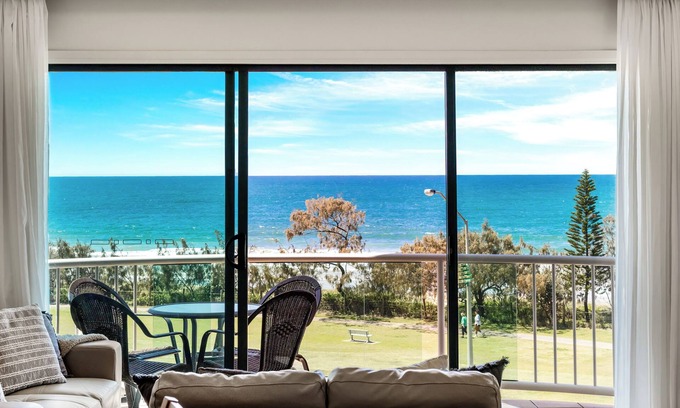 Alexandra Headland Apartment | BeachView: Alex Heads beachfront, ocean views, air-con, lift, parking