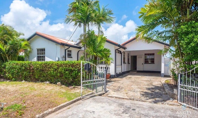 Ruby House | Beachy Cottage|Kitchen|Wi-Fi|Shaded Cabana|Parking