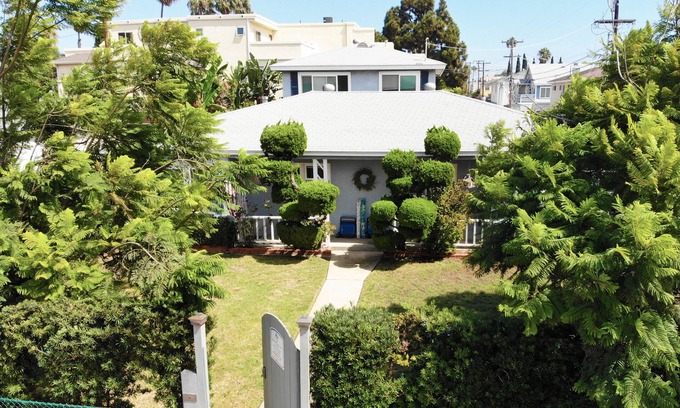 Crown Point Cottage | BEACHY CUTE COTTAGE . Air Con. Nurses-DOD-parking-patio-PB! 500 steps to beach