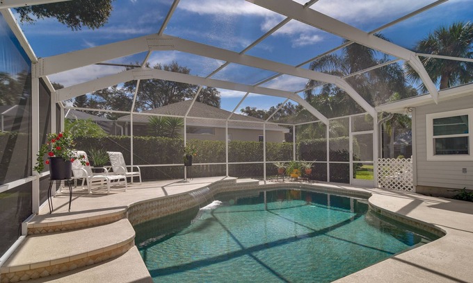 Tarpon Springs Cottage | Beachy Tarpon Springs Retreat w/ Shared Pool!