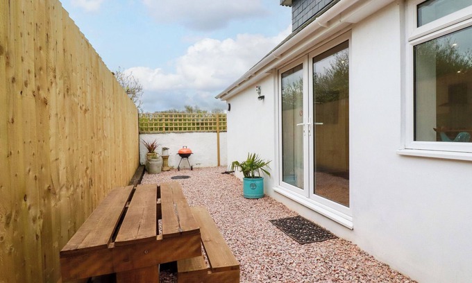 St. Columb Major Cottage | BEAGLE COTTAGE, pet friendly, with a garden in Fraddon