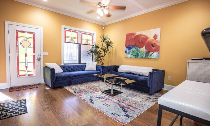 South Main Historic District House | Beale 2 blocks, 2800 SqFt 9 beds 2car-garage 3 patios Trolley stop @front door