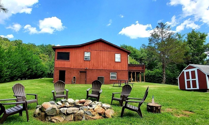 Rileyville Cabin | Bear Bluff- pet friendly home on the river!