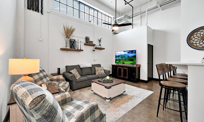 Brazos Condo | Bear Bungalow-2 bedroom luxury loft with free parking/walking distance downtown