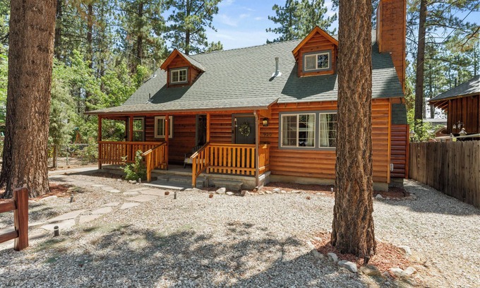 Big Bear City Cabin | Bear Cub Cabin + Hot-Tub & Outdoor Patio w/BBQ!