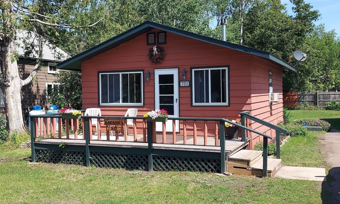 Copper Harbor Cabin | Bear Den Cabin a quaint non smoking cabin Single Bedroom- Sleeps 4 Comfortably
