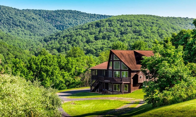 Front Royal Ski Chalet | Bear Mountain Lodge Shenandoah Mountains Skyline Drive/Front Royal (hottub)