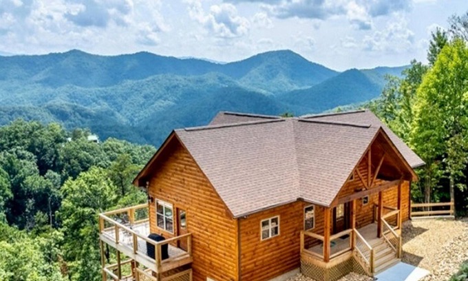 Gatlinburg - Pigeon Forge Cabin | Bear Ridge (3-Bedroom Cabin) with Mountain view by RedAwning