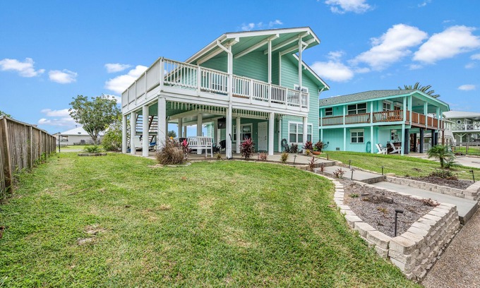 City-by-the Sea House | Bearfoot Bungalow | Cozy Bayfront Beauty Near Area Fun!