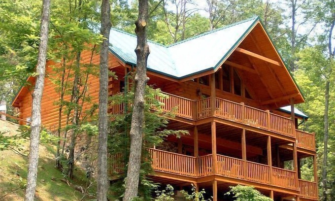 Black Bear Falls Cabin | BEARLY BELIEVABLE - 5 Bedroom - Sleeps 20 - Mountain Views!