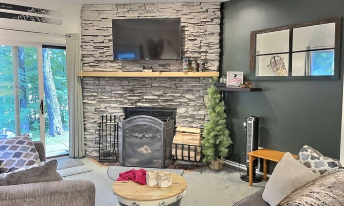 Killington House | Bearmont- Pool, HotTub, FirePit, AC, Gym, Sauna