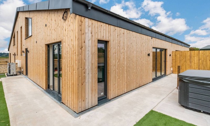 Little Rissington Cottage | BEARS COURT BARN 2, pet friendly in Bourton-On-The-Water