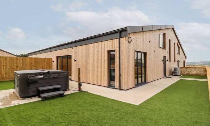 Little Rissington Cottage | BEARS COURT BARN 3, pet friendly in Bourton-On-The-Water