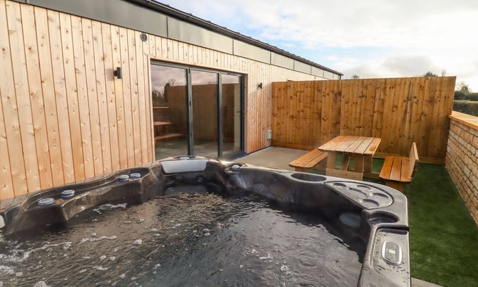 Little Rissington Cottage | BEARS COURT BARN 4, pet friendly in Bourton-On-The-Water