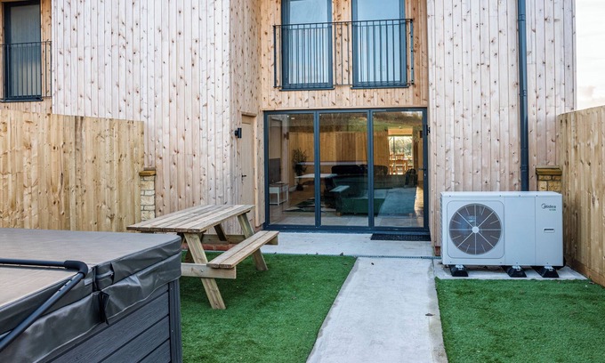 Little Rissington Cottage | BEARS COURT BARN 8, pet friendly in Bourton-On-The-Water