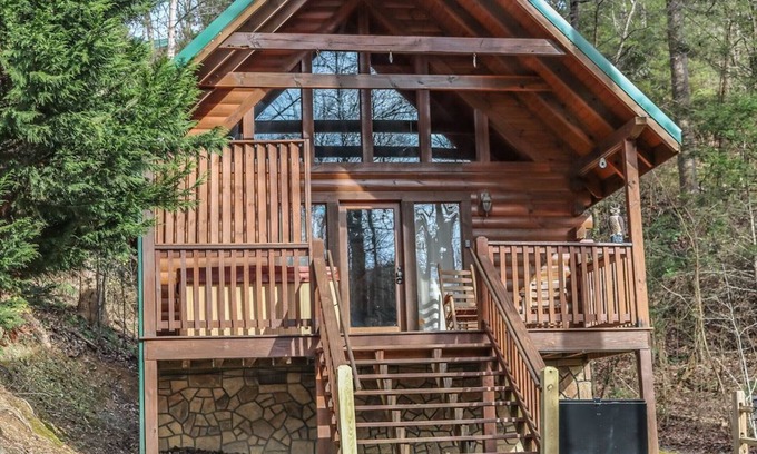 Black Bear Falls Cabin | " Beary Cozy Cabin "