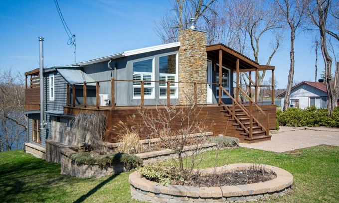 Saint-Ours Cottage | Beau chalet bord de l'eau pour se déposer