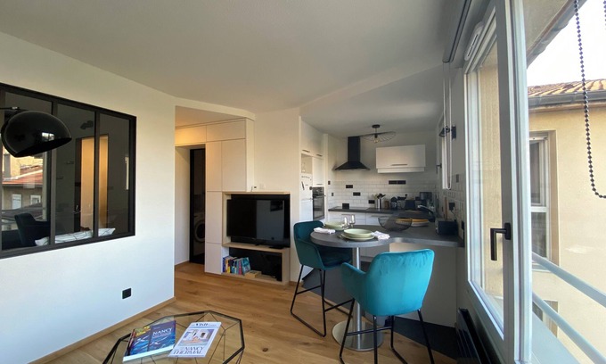 Poincare - Foch - Anatole France - Croix de Bourgogne Apartment | Beau Studio Cosy Proche des Thermes