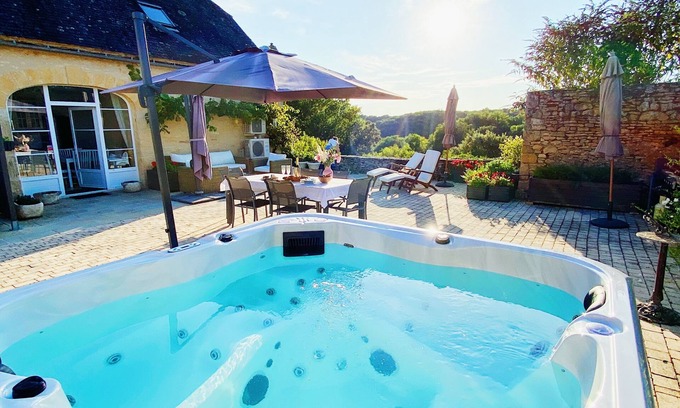 Saint-Crepin-et-Carlucet Cottage | Beautiful 3 bedroom Cottage for 5 with Spa near Sarlat la Canéda, Dordogne
